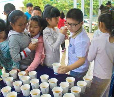 九江小學學生在仙客來公司接受科普教育感受高科技魅力